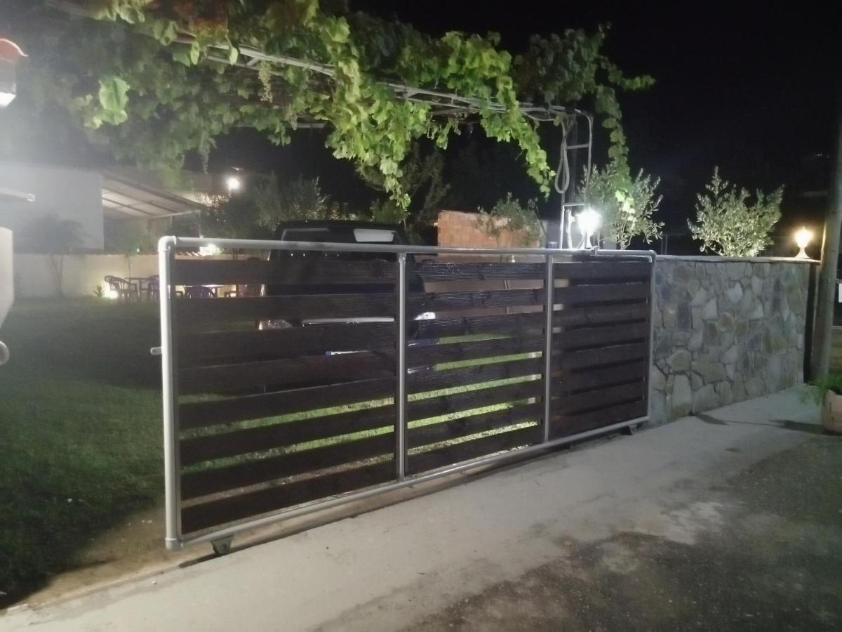 Ο Ακλόνητος Aparthotel Nea Mesagkala Luaran gambar
